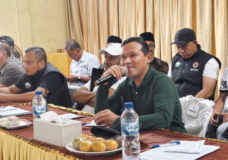 Wagub Fadhlullah pimpin rapat bersama para camat dan seluruh keuchik gampong terdampak bencana di Kabupaten Bireuen, di Kantor Camat Peusangan, Minggu (8/2/2026).