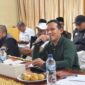 Wagub Fadhlullah pimpin rapat bersama para camat dan seluruh keuchik gampong terdampak bencana di Kabupaten Bireuen, di Kantor Camat Peusangan, Minggu (8/2/2026).