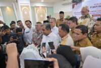 Wakil Gubernur Aceh, Fadhlullah, SE, mengikuti pertemuan dengan Pimpinan MPR RI, dan Mendagri Tito Karnavian dalam rangka penyerahan bantuan untuk 8 Kabupaten yang terdampak bencana Hidro meteorologi di kantor Gubernur Aceh, Selasa (10/2/2026).