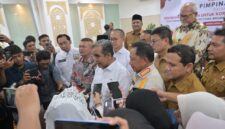 Wakil Gubernur Aceh, Fadhlullah, SE, mengikuti pertemuan dengan Pimpinan MPR RI, dan Mendagri Tito Karnavian dalam rangka penyerahan bantuan untuk 8 Kabupaten yang terdampak bencana Hidro meteorologi di kantor Gubernur Aceh, Selasa (10/2/2026).