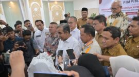 Wakil Gubernur Aceh, Fadhlullah, SE, mengikuti pertemuan dengan Pimpinan MPR RI, dan Mendagri Tito Karnavian dalam rangka penyerahan bantuan untuk 8 Kabupaten yang terdampak bencana Hidro meteorologi di kantor Gubernur Aceh, Selasa (10/2/2026).