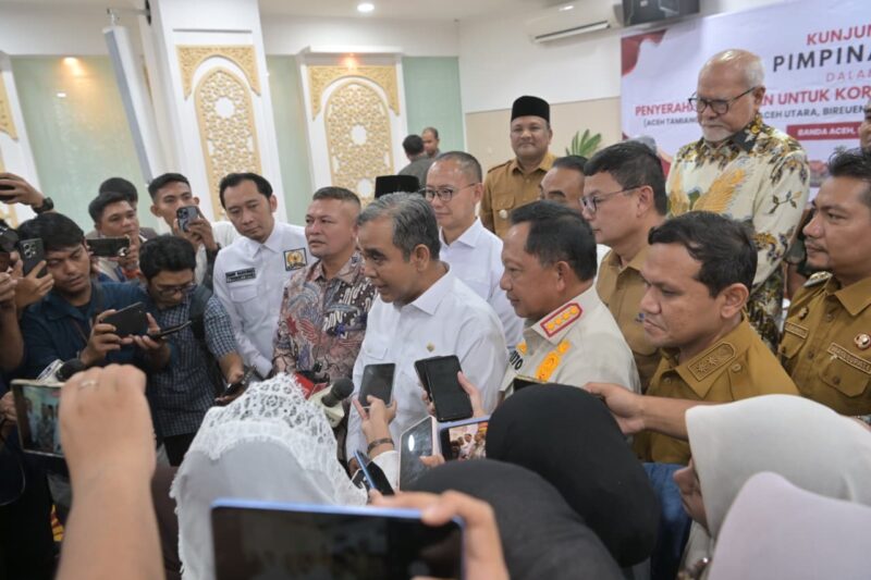 Wakil Gubernur Aceh, Fadhlullah, SE, mengikuti pertemuan dengan Pimpinan MPR RI, dan Mendagri Tito Karnavian dalam rangka penyerahan bantuan untuk 8 Kabupaten yang terdampak bencana Hidro meteorologi di kantor Gubernur Aceh, Selasa (10/2/2026).