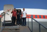 Wakil Gubernur Aceh, H. Fadhlullah, SE meninjau progres pembangunan wahana pesawat Boeing 737 non-operasional yang ditempatkan di Asrama Haji Aceh, Sabtu, (31/1/2026) pesawat ini difungsikan sebagai sarana simulasi perjalanan udara bagi calon jemaah haji dan umrah.(Foto : Ist)