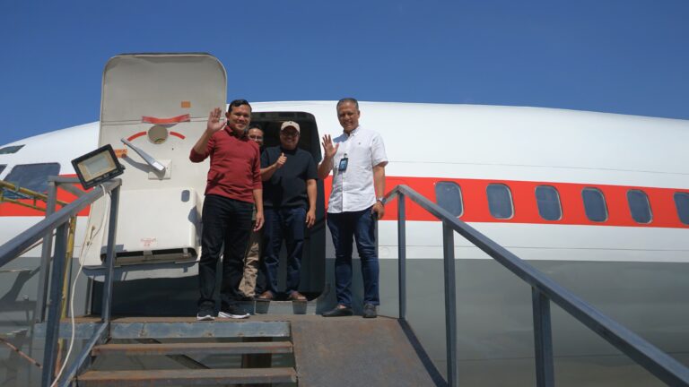 Wakil Gubernur Aceh, H. Fadhlullah, SE meninjau progres pembangunan wahana pesawat Boeing 737 non-operasional yang ditempatkan di Asrama Haji Aceh, Sabtu, (31/1/2026) pesawat ini difungsikan sebagai sarana simulasi perjalanan udara bagi calon jemaah haji dan umrah.(Foto : Ist)