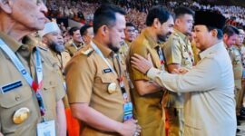 Presiden Republik Indonesia Prabowo Subianto menyalami Gubernur Aceh, Muzakir Manaf disela-sela mengikuti Rakornas Pemerintah Pusat & Daerah Tahun 2026 di Sentul, Senin (2/2/2026). Foto: Biro Adpim Setda Aceh.