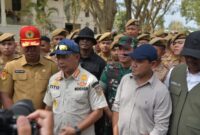 Wakil Gubernur Aceh, Fadhlullah, mendampingi Menteri Dalam Negeri Republik Indonesia Tito Karnavian menghadiri apel pemulangan personel satuan tugas percepatan aktifitas pemerintah dan pelayanan publik di kompleks perkantoran pemerintah kabupaten Aceh Tamiang Selasa (3/2/2026).Foto: Dok Ist