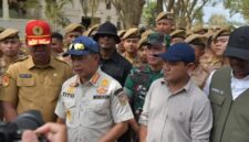 Wakil Gubernur Aceh, Fadhlullah, mendampingi Menteri Dalam Negeri Republik Indonesia Tito Karnavian menghadiri apel pemulangan personel satuan tugas percepatan aktifitas pemerintah dan pelayanan publik di kompleks perkantoran pemerintah kabupaten Aceh Tamiang Selasa (3/2/2026).Foto: Dok Ist