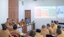 Sekda Aceh, M. Nasir, S.IP, MPA memimpin Rapim Percepatan APBA Tahun 2026 bersama para SKPA, di Gedung P2K, Selasa, (24/2/2026)