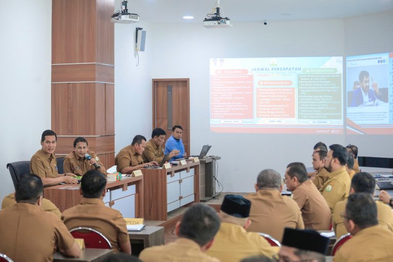 Sekda Aceh, M. Nasir, S.IP, MPA memimpin Rapim Percepatan APBA Tahun 2026 bersama para SKPA, di Gedung P2K, Selasa, (24/2/2026)