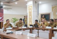 Wakil Gubernur Aceh H.Fadlullah, SE didampingi Sekda Aceh, M. Nasir, memimpin rapat koordinasi pemulihan Bencana Hidro meteorologi Aceh dengan Kabupaten Kota Secara Daring di Ruang Rapat Potensi Daerah Sekda Aceh, Banda Aceh Senin (9/2/2026). Foto: Humas Aceh.