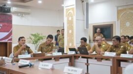 Wakil Gubernur Aceh H.Fadlullah, SE didampingi Sekda Aceh, M. Nasir, memimpin rapat koordinasi pemulihan Bencana Hidro meteorologi Aceh dengan Kabupaten Kota Secara Daring di Ruang Rapat Potensi Daerah Sekda Aceh, Banda Aceh Senin (9/2/2026). Foto: Humas Aceh.