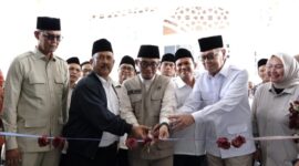 Wakil Gubernur Aceh, H. Fadhlullah, SE di dampingi SKPA terkait menghadiri acara Penyerahan Mock-Up Pesawat Kepada Asrama Haji Prov. Aceh, Ahad, (15/2/2026). Foto: Humas Aceh.