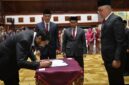Gubernur Aceh, Muzakir Manaf (Mualem) melantik dan mengambil sumpah sejumlah pejabat pimpinan tinggi pratama Eselon II dilingkungan Pemerintah Aceh, Banda Aceh di Anjong Monmata Pendopo Gubernur Aceh Jumat, (27/02/2026) malam.
Foto : Humas Pemerintah Aceh