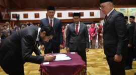 Gubernur Aceh, Muzakir Manaf (Mualem) melantik dan mengambil sumpah sejumlah pejabat pimpinan tinggi pratama Eselon II dilingkungan Pemerintah Aceh, Banda Aceh di Anjong Monmata Pendopo Gubernur Aceh Jumat, (27/02/2026) malam.
Foto : Humas Pemerintah Aceh