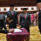 Gubernur Aceh, Muzakir Manaf (Mualem) melantik dan mengambil sumpah sejumlah pejabat pimpinan tinggi pratama Eselon II dilingkungan Pemerintah Aceh, Banda Aceh di Anjong Monmata Pendopo Gubernur Aceh Jumat, (27/02/2026) malam.
Foto : Humas Pemerintah Aceh
