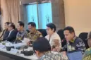 Wakil Gubernur Aceh, Fadhlullah, SE menghadiri Rapat Koordinasi Tingkat Menteri Satgas Rehabilitasi & Rekontruksi Pascabencana di Provinsi Aceh, Provinsi Sumatera Utara & Provinsi Sumatera Barat di Ruang Rapat Lantai 14, Gedung Kemenko PMK, Jakarta Pusat, Jumat, (27/2/2026).