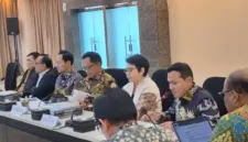 Wakil Gubernur Aceh, Fadhlullah, SE menghadiri Rapat Koordinasi Tingkat Menteri Satgas Rehabilitasi & Rekontruksi Pascabencana di Provinsi Aceh, Provinsi Sumatera Utara & Provinsi Sumatera Barat di Ruang Rapat Lantai 14, Gedung Kemenko PMK, Jakarta Pusat, Jumat, (27/2/2026).
