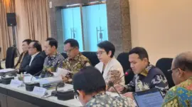 Wakil Gubernur Aceh, Fadhlullah, SE menghadiri Rapat Koordinasi Tingkat Menteri Satgas Rehabilitasi & Rekontruksi Pascabencana di Provinsi Aceh, Provinsi Sumatera Utara & Provinsi Sumatera Barat di Ruang Rapat Lantai 14, Gedung Kemenko PMK, Jakarta Pusat, Jumat, (27/2/2026).