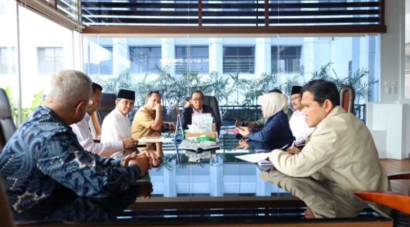 Wakil Gubernur Aceh, Fadhlullah, SE melakukan pertemuan terkait progress Pembangunan Huntara, Huntap & penyaluran DTH Pasca Bencana Hidrometeorologi di Aceh bersama Menko PMK, Mendagri, Mensos di kantor Kemenko PMK, Senin, (23/2/2026). Foto: Humas Aceh.