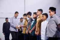 Sekda Aceh M Nasir, S.IP, MPA pada acara Buka Puasa Bersama KONI Aceh dengan pelaku olahraga, atlet, pelatih dan anak yatim, di GOR Persatuan Angkat Berat Angkat Besi dan Binaraga Seluruh Indonesia, Minggu (8/3/2026) sore.