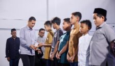 Sekda Aceh M Nasir, S.IP, MPA pada acara Buka Puasa Bersama KONI Aceh dengan pelaku olahraga, atlet, pelatih dan anak yatim, di GOR Persatuan Angkat Berat Angkat Besi dan Binaraga Seluruh Indonesia, Minggu (8/3/2026) sore.