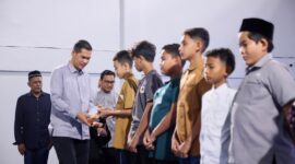 Sekda Aceh M Nasir, S.IP, MPA pada acara Buka Puasa Bersama KONI Aceh dengan pelaku olahraga, atlet, pelatih dan anak yatim, di GOR Persatuan Angkat Berat Angkat Besi dan Binaraga Seluruh Indonesia, Minggu (8/3/2026) sore.