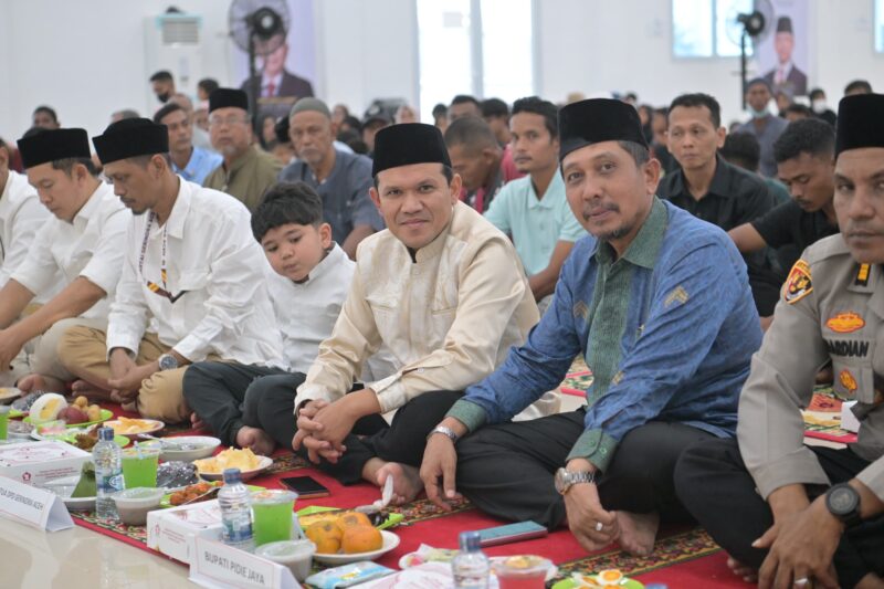 Wakil Gubernur Aceh Fadhlullah, SE menggelar buka puasa bersama dengan warga korban bencana hidrometeorologi di kompleks Hunian Sementara (Huntara) yang berada di kawasan Kantor Bupati Pidie Jaya, Kamis (12/3/2026).