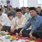 Wakil Gubernur Aceh Fadhlullah, SE menggelar buka puasa bersama dengan warga korban bencana hidrometeorologi di kompleks Hunian Sementara (Huntara) yang berada di kawasan Kantor Bupati Pidie Jaya, Kamis (12/3/2026).