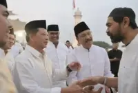 Gubernur Aceh Muzakir Manaf, Wagub Aceh Fadhlullah, Mendagri Tito Karnavian dan Mensos Saifullah Yusuf dalam acara buka bersama saat penutupan Aceh Ramadan Festival 2026 di halaman Masjid Raya Baiturrahman Banda Aceh.