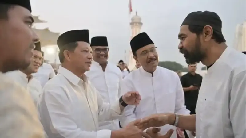 Gubernur Aceh Muzakir Manaf, Wagub Aceh Fadhlullah, Mendagri Tito Karnavian dan Mensos Saifullah Yusuf dalam acara buka bersama saat penutupan Aceh Ramadan Festival 2026 di halaman Masjid Raya Baiturrahman Banda Aceh.