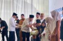 Wakil Gubernur Aceh, Fadhlullah, SE bersama Bupati Bireuen Mukhlis dan Menteri Koordinator Bidang Pembangunan Manusia dan Kebudayaan Pratikno, saat menyerahkan bantuan stimulan rumah rusak ringan dan sedang tahap II kepada warga terdampak banjir dan longsor di Pendopo Bupati Bireuen, Selasa (3/3/2026). Foto: Biro Adpim Setda Aceh.