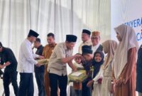 Wakil Gubernur Aceh, Fadhlullah, SE bersama Bupati Bireuen Mukhlis dan Menteri Koordinator Bidang Pembangunan Manusia dan Kebudayaan Pratikno, saat menyerahkan bantuan stimulan rumah rusak ringan dan sedang tahap II kepada warga terdampak banjir dan longsor di Pendopo Bupati Bireuen, Selasa (3/3/2026). Foto: Biro Adpim Setda Aceh.