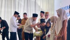 Wakil Gubernur Aceh, Fadhlullah, SE bersama Bupati Bireuen Mukhlis dan Menteri Koordinator Bidang Pembangunan Manusia dan Kebudayaan Pratikno, saat menyerahkan bantuan stimulan rumah rusak ringan dan sedang tahap II kepada warga terdampak banjir dan longsor di Pendopo Bupati Bireuen, Selasa (3/3/2026). Foto: Biro Adpim Setda Aceh.
