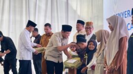 Wakil Gubernur Aceh, Fadhlullah, SE bersama Bupati Bireuen Mukhlis dan Menteri Koordinator Bidang Pembangunan Manusia dan Kebudayaan Pratikno, saat menyerahkan bantuan stimulan rumah rusak ringan dan sedang tahap II kepada warga terdampak banjir dan longsor di Pendopo Bupati Bireuen, Selasa (3/3/2026). Foto: Biro Adpim Setda Aceh.