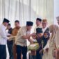 Wakil Gubernur Aceh, Fadhlullah, SE bersama Bupati Bireuen Mukhlis dan Menteri Koordinator Bidang Pembangunan Manusia dan Kebudayaan Pratikno, saat menyerahkan bantuan stimulan rumah rusak ringan dan sedang tahap II kepada warga terdampak banjir dan longsor di Pendopo Bupati Bireuen, Selasa (3/3/2026). Foto: Biro Adpim Setda Aceh.