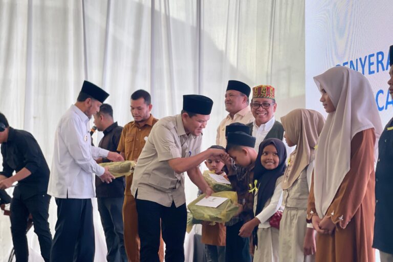 Wakil Gubernur Aceh, Fadhlullah, SE bersama Bupati Bireuen Mukhlis dan Menteri Koordinator Bidang Pembangunan Manusia dan Kebudayaan Pratikno, saat menyerahkan bantuan stimulan rumah rusak ringan dan sedang tahap II kepada warga terdampak banjir dan longsor di Pendopo Bupati Bireuen, Selasa (3/3/2026). Foto: Biro Adpim Setda Aceh.