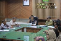 Sekda Aceh, M. Nasir, S.IP, MPA di dampingi Asisten Perekonomian & Pembangunan Ir. T. Robby Irza serta SKPA terkait memimpin Rapat Teknis Pengendalian Inflasi dalam rangka HKBN tahun 2026, di ruang rapat sekda Aceh, Kamis (05/03/2026). Foto: Humas Aceh.