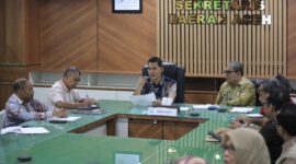 Sekda Aceh, M. Nasir, S.IP, MPA di dampingi Asisten Perekonomian & Pembangunan Ir. T. Robby Irza serta SKPA terkait memimpin Rapat Teknis Pengendalian Inflasi dalam rangka HKBN tahun 2026, di ruang rapat sekda Aceh, Kamis (05/03/2026). Foto: Humas Aceh.