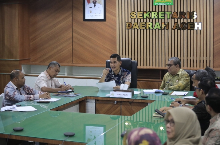 Sekda Aceh, M. Nasir, S.IP, MPA di dampingi Asisten Perekonomian & Pembangunan Ir. T. Robby Irza serta SKPA terkait memimpin Rapat Teknis Pengendalian Inflasi dalam rangka HKBN tahun 2026, di ruang rapat sekda Aceh, Kamis (05/03/2026). Foto: Humas Aceh.