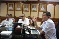 Wakil Gubernur Aceh, H. Fadhlullah, SE didampingi Asisten Perekonomian dan Pembangunan Sekda Aceh, Ir. T. Robby Irza serta dinas terkait gelar rapat tindak lanjut pendataan Tim Verifikasi usulan dan BNBA calon penerima Huntap Kabupaten/ Kota secara zoom virtual musibah Bencana Hidrometeorologi diruang rapat Wakil Gubernur Aceh, Rabu, 01/04/2026. Foto : Humas Aceh