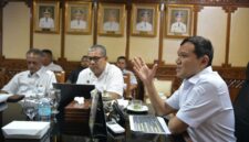 Wakil Gubernur Aceh, H. Fadhlullah, SE didampingi Asisten Perekonomian dan Pembangunan Sekda Aceh, Ir. T. Robby Irza serta dinas terkait gelar rapat tindak lanjut pendataan Tim Verifikasi usulan dan BNBA calon penerima Huntap Kabupaten/ Kota secara zoom virtual musibah Bencana Hidrometeorologi diruang rapat Wakil Gubernur Aceh, Rabu, 01/04/2026. Foto : Humas Aceh