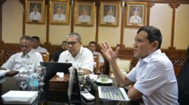 Wakil Gubernur Aceh, H. Fadhlullah, SE didampingi Asisten Perekonomian dan Pembangunan Sekda Aceh, Ir. T. Robby Irza serta dinas terkait gelar rapat tindak lanjut pendataan Tim Verifikasi usulan dan BNBA calon penerima Huntap Kabupaten/ Kota secara zoom virtual musibah Bencana Hidrometeorologi diruang rapat Wakil Gubernur Aceh, Rabu, 01/04/2026. Foto : Humas Aceh