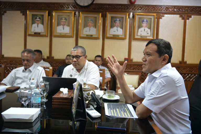 Wakil Gubernur Aceh, H. Fadhlullah, SE didampingi Asisten Perekonomian dan Pembangunan Sekda Aceh, Ir. T. Robby Irza serta dinas terkait gelar rapat tindak lanjut pendataan Tim Verifikasi usulan dan BNBA calon penerima Huntap Kabupaten/ Kota secara zoom virtual musibah Bencana Hidrometeorologi diruang rapat Wakil Gubernur Aceh, Rabu, 01/04/2026. Foto : Humas Aceh