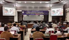 DPRA menggelar Rapat Dengar Pendapat (RDP) terkait polemik Pergub Aceh Nomor 2 Tahun 2026 tentang Jaminan Kesehatan Aceh (JKA) di Ruang Serba Guna DPRA, Selasa (28/4/2026).