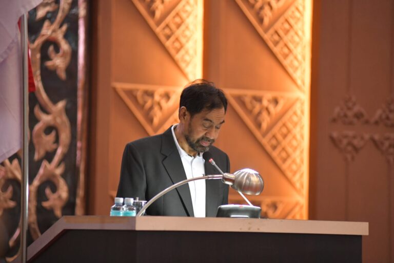 Gubernur Aceh Muzakir Manaf mengikuti Rapat Paripurna Dewan Perwakilan Rakyat Aceh (DPRA) Tahun 2026 yang berlangsung di Aula Gedung Utama DPRA, Senin (6/4/2026).