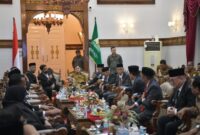 Gubernur Aceh Muzakir Manaf sebagai Pemegang Saham didampingi Wakil Gubernur Aceh, Fadhlullah, SE dan Sekda Aceh, M. Nasir memimpin Rapat RUPS Bank Aceh Syariah dengan Bupati/Walikota Yang Merupakan Pemegang Saham Kabupaten /Kota Se-Aceh berlangsung di pendopo Gubernur Aceh, Senin (13/05/2026). Foto: Humas Aceh.