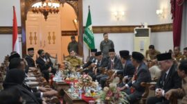Gubernur Aceh Muzakir Manaf sebagai Pemegang Saham didampingi Wakil Gubernur Aceh, Fadhlullah, SE dan Sekda Aceh, M. Nasir memimpin Rapat RUPS Bank Aceh Syariah dengan Bupati/Walikota Yang Merupakan Pemegang Saham Kabupaten /Kota Se-Aceh berlangsung di pendopo Gubernur Aceh, Senin (13/05/2026). Foto: Humas Aceh.