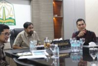 Gubernur Aceh, Muzakir Manaf, memimpin rapat koordinasi membahas perkembangan dan validasi data Jaminan Kesehatan Aceh (JKA) di Meuligoe Gubernur, Kamis, (23/4/2026).