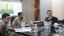 Gubernur Aceh, Muzakir Manaf, memimpin rapat koordinasi membahas perkembangan dan validasi data Jaminan Kesehatan Aceh (JKA) di Meuligoe Gubernur, Kamis, (23/4/2026).