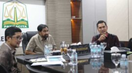 Gubernur Aceh, Muzakir Manaf, memimpin rapat koordinasi membahas perkembangan dan validasi data Jaminan Kesehatan Aceh (JKA) di Meuligoe Gubernur, Kamis, (23/4/2026).